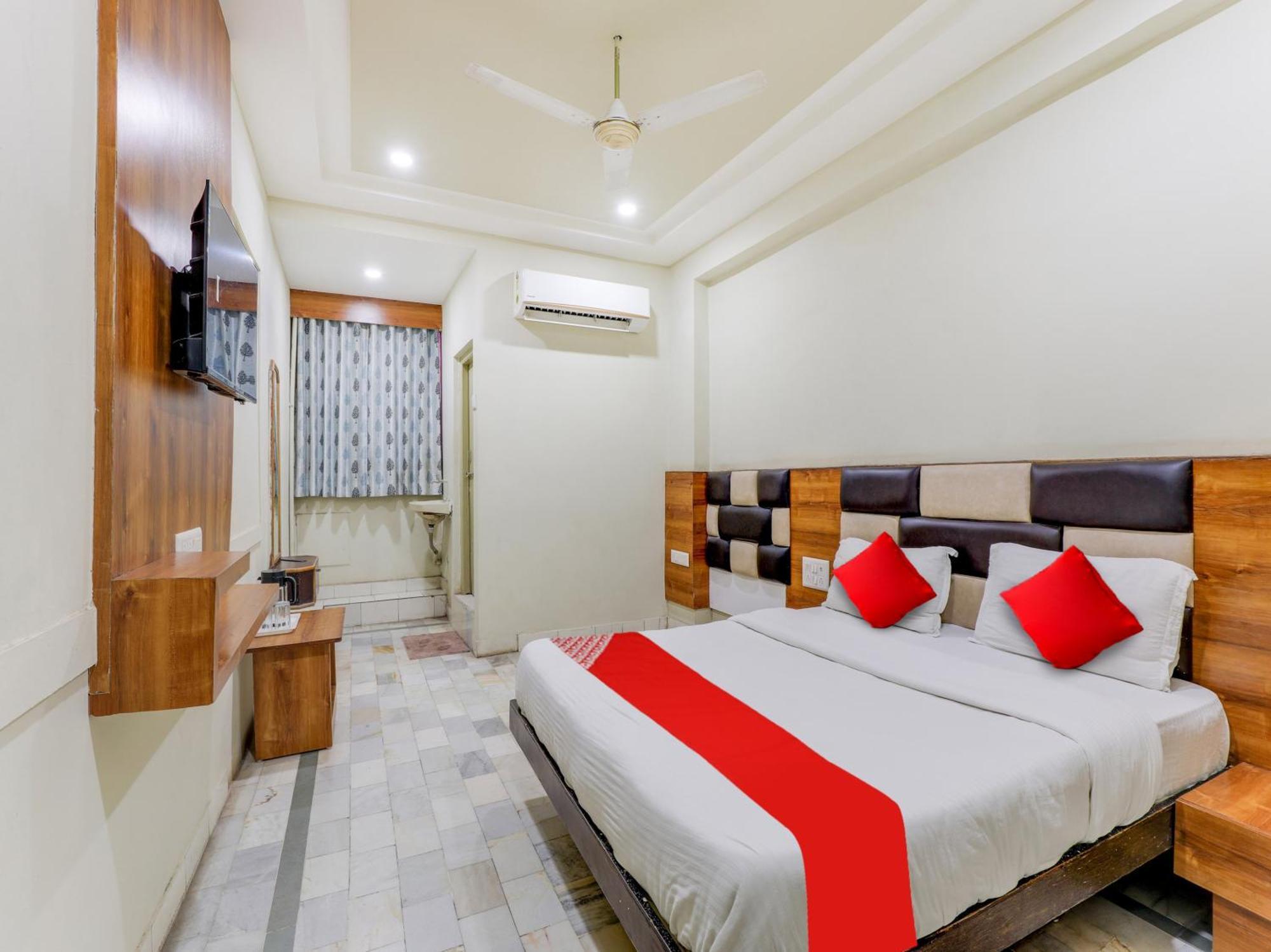 Hotel O Asopalav Naroda Kültér fotó