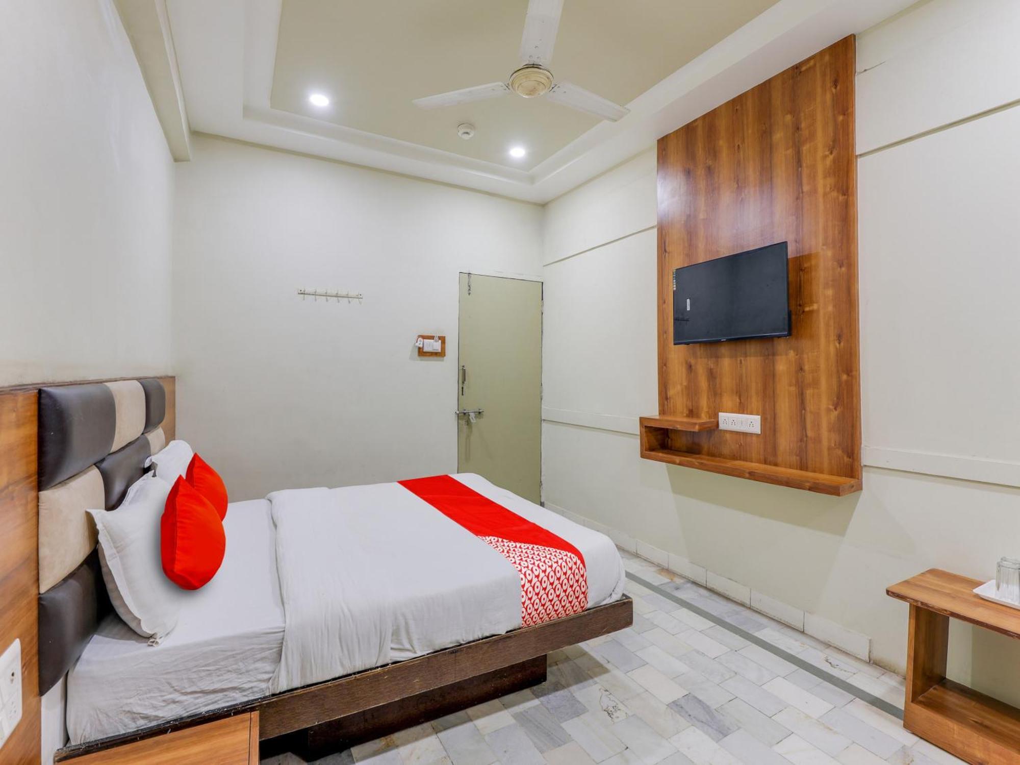 Hotel O Asopalav Naroda Kültér fotó