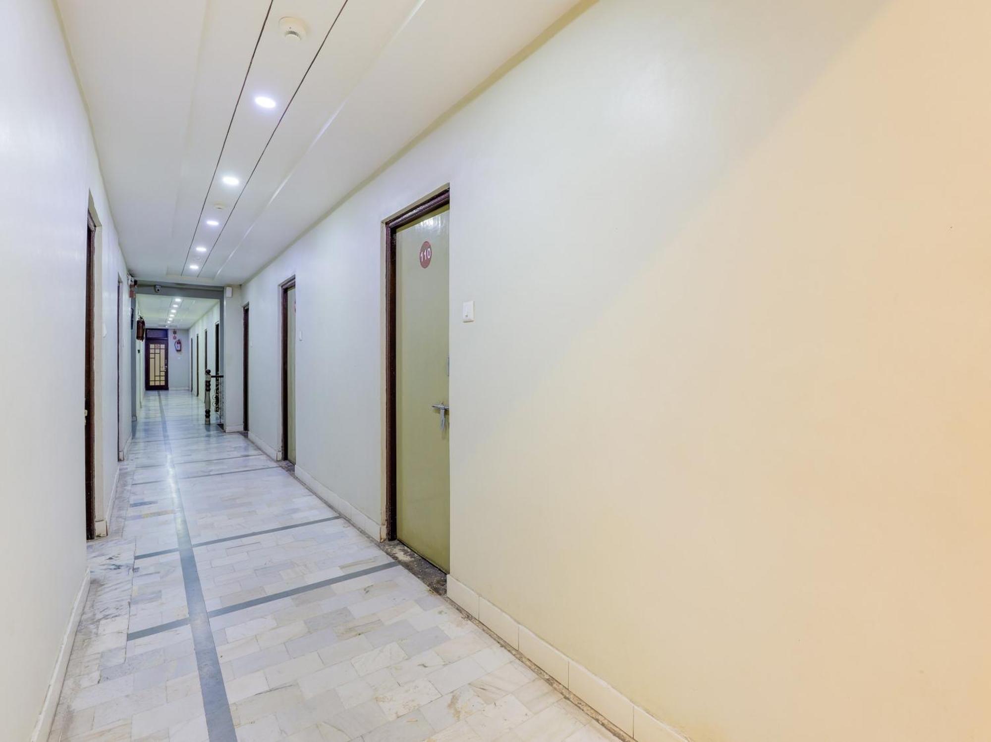 Hotel O Asopalav Naroda Kültér fotó
