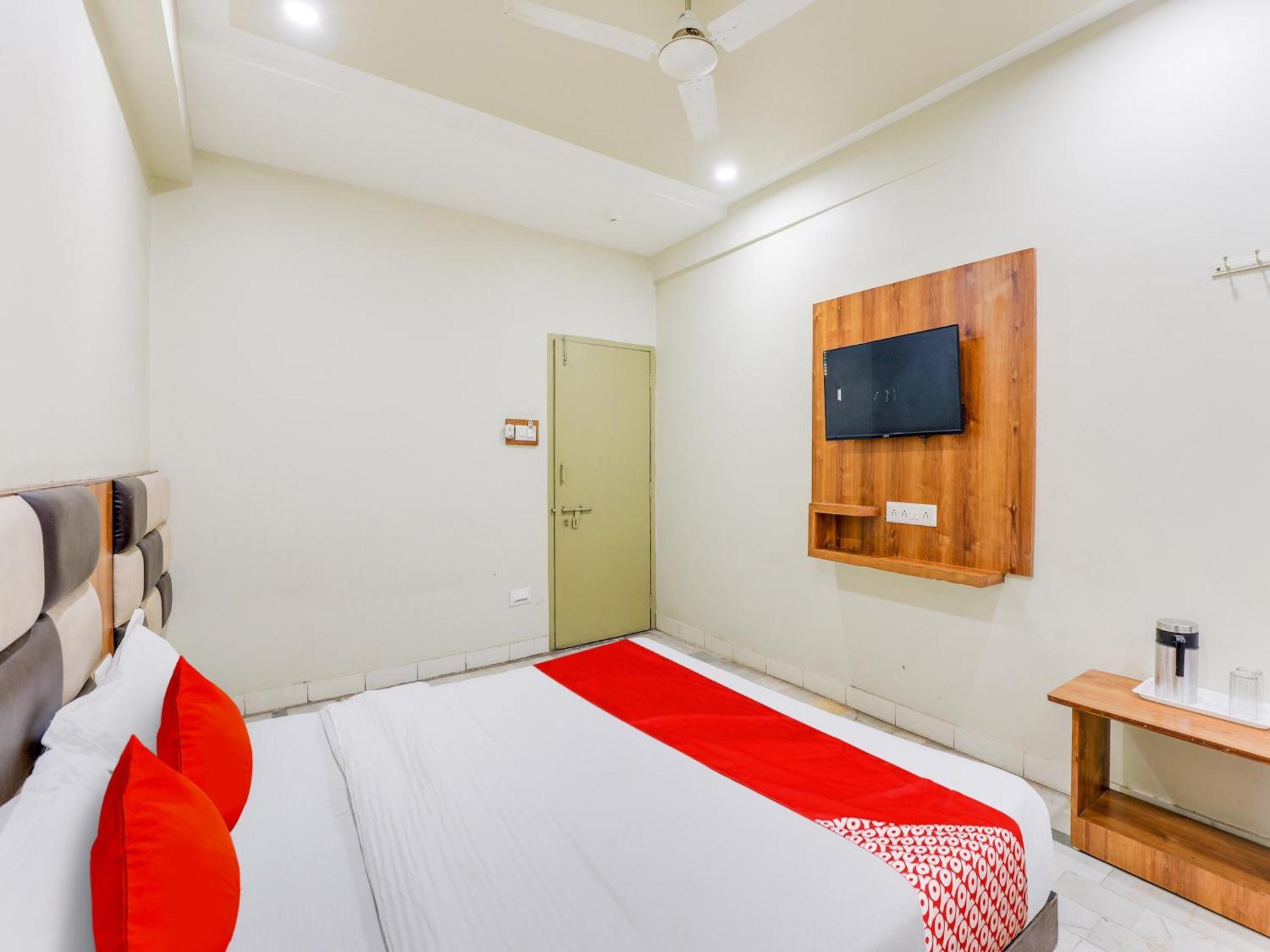 Hotel O Asopalav Naroda Kültér fotó