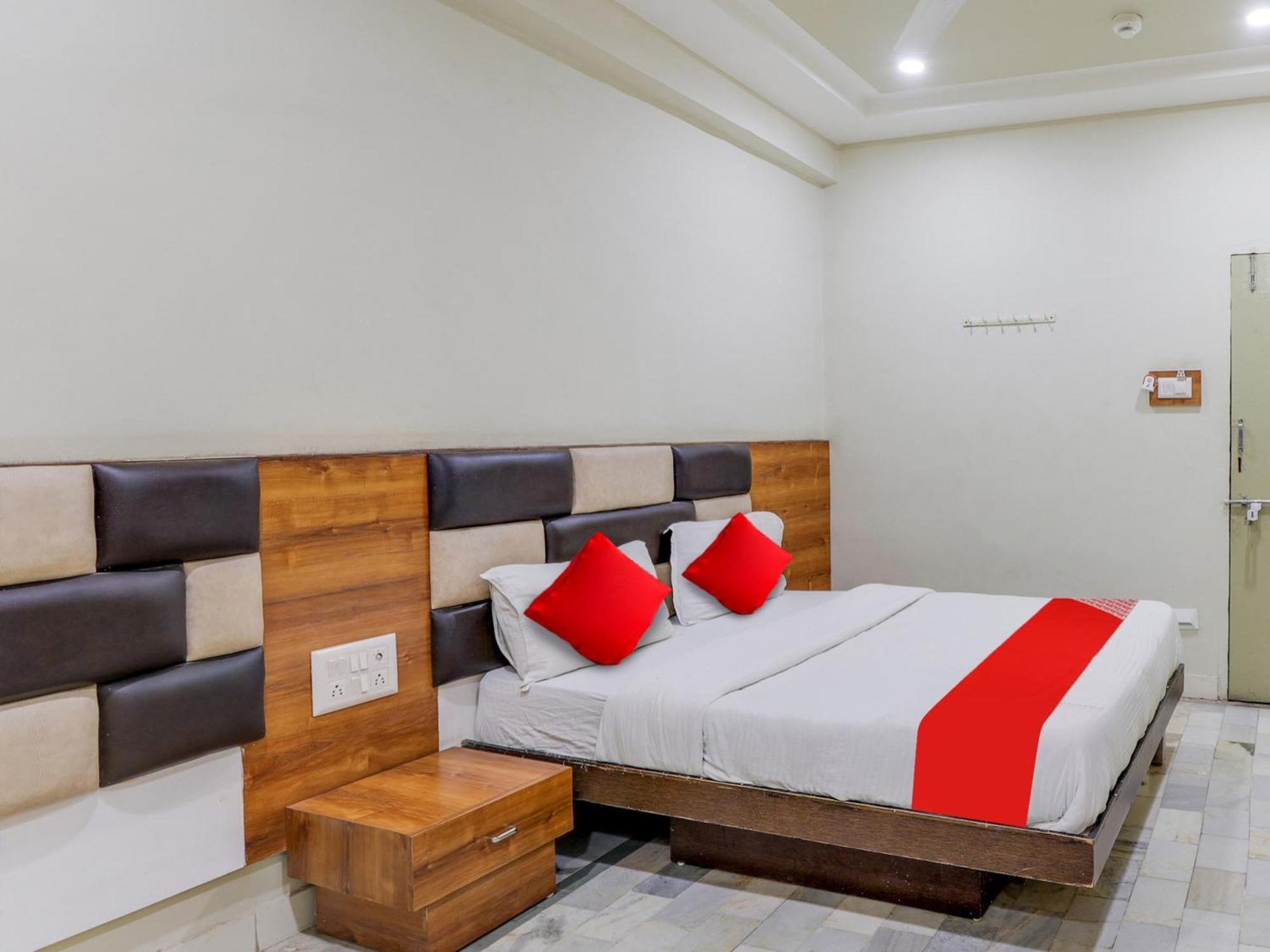 Hotel O Asopalav Naroda Kültér fotó